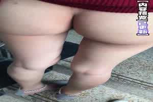 大神PUA网撩极度反差露脸骚女，线下约会居然是真空，毛茸茸的大鲍鱼太好看了，直接在快餐店卫生间搞一炮  背景图片