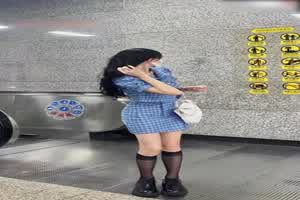 拿下校园女神 酒店疯狂后入  背景图片