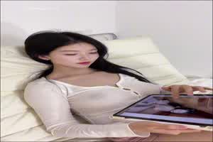 看着粉丝发来的屏射照片，忍不住自摸出水  背景图片