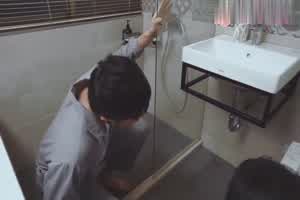 水电工修理淫靡学生妹  背景图片