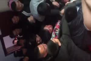 网络热搜恶搞伴娘，伴娘因长着一对美乳被一群色狼围攻直接伸手揉奶子  背景图片