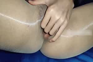 自己主动撕开一条口让鸡巴插，啪啪淫水一直作响  背景图片