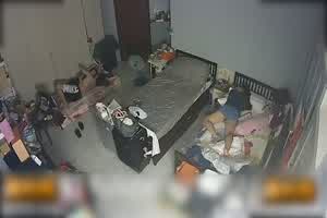 门事件【家庭监控破解】午睡时乘妹妹睡着偷偷帮男友口爆！妹妹起身发现后尴尬转身！  背景图片