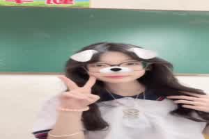 【职中最清纯的妹子】第一次拍自慰视频，看的出来很生疏，妈妈在外面工作，自己在房间小声的偷偷自慰  背景图片