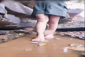 OF大神mintra444～和男友到静谧的郊外登山，玩水发现四下无人就想要咬一下  背景图片