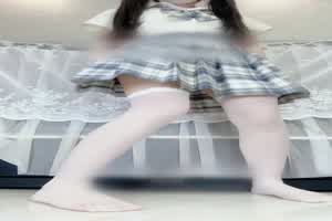 福利姬萝莉斗个不停 原来是塞个  背景图片