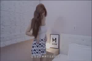 麻豆最新国产AV佳作-飢渴少妇勾引男家教 巨乳女神  背景图片