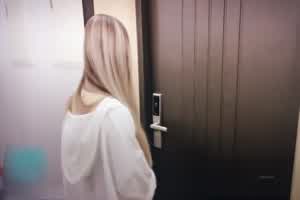 大叔何等福分 有这么淫荡的两位养女  背景图片