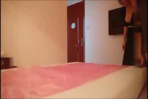 会所选秀挑了个性感女技师，玩全套啪啪一条龙，太骚了，老哥舔逼，吃技师口水，比鸭子还专业。  背景图片