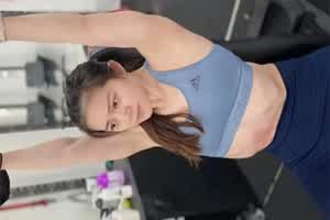 【全网热搜】网红健身私教[Elainetrans]课外辅导男学员私拍流出！身材样貌超顶！  背景图片