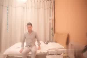 【野狼出击】酒店约炮漂亮外围小姐姐，美胸白嫩温柔体贴  背景图片