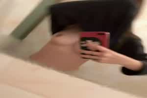 黑长直妹妹自拍美乳  背景图片