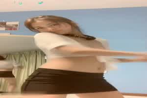 主播王佳静含着口球艳舞真骚  背景图片