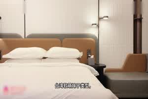 软萌妹子类型，不经常做干起来特别紧，把套子都干脱了，无套干了好一会才发现  背景图片