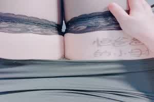 原创 发情小母狗鞭打小粉B  背景图片