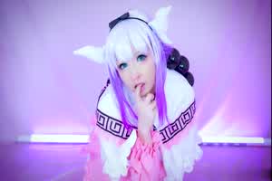 可爱的cos白发自插下面都是白浆  背景图片