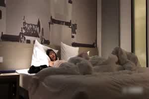 大二学姊很会玩惨遭渣男流出成为学校名人  背景图片