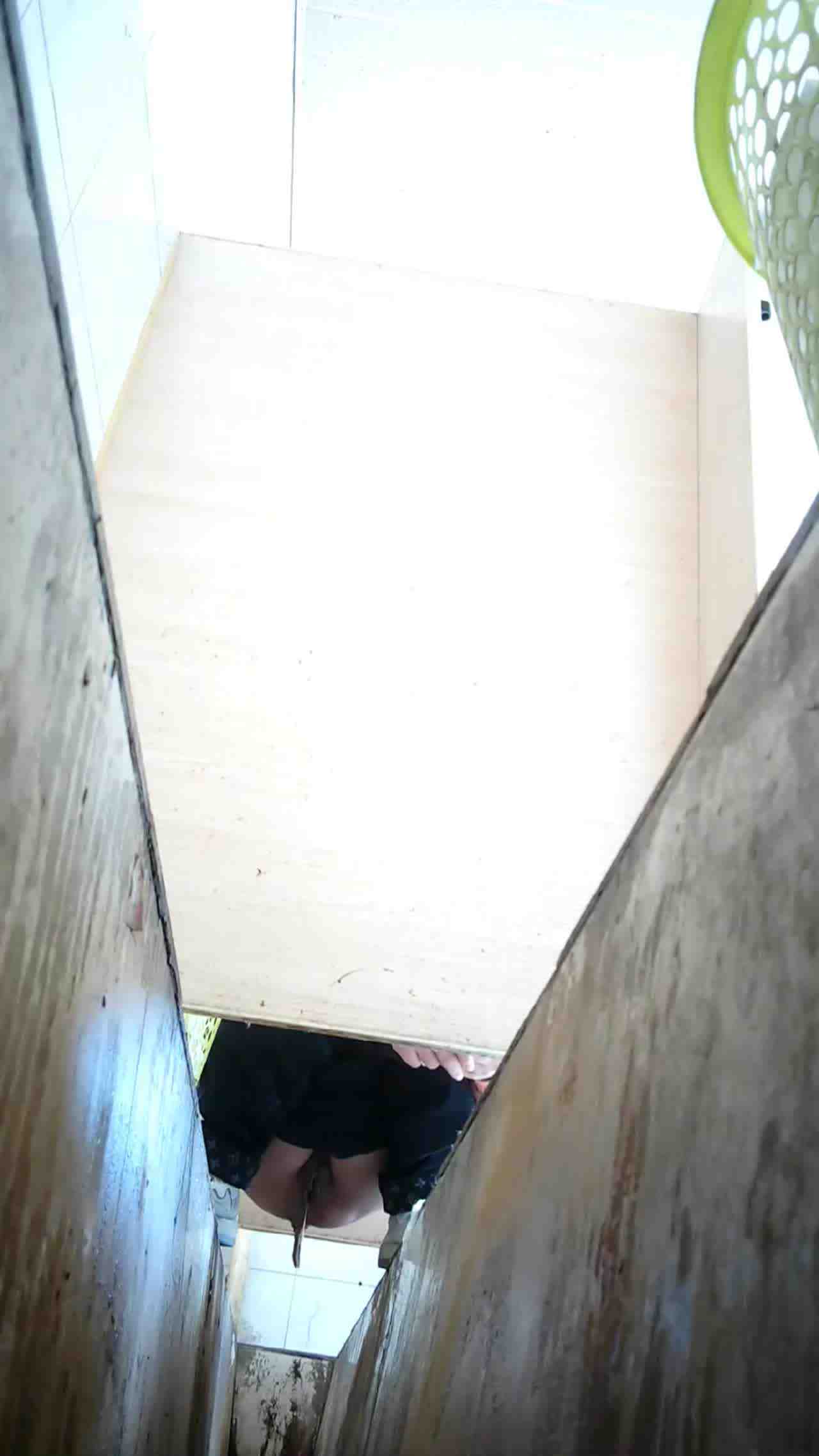  食品厂沟厕偷拍单位熟女会计保养的还不错的大肥鲍 的剧照7