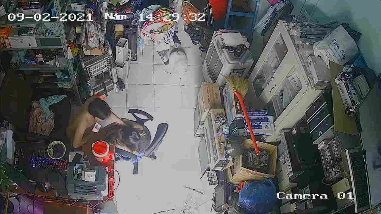  黑客破解网络摄像头监控偷拍 电器维修点小夫妻在门店里啪啪老公貌似还拿手机自拍 的剧照8