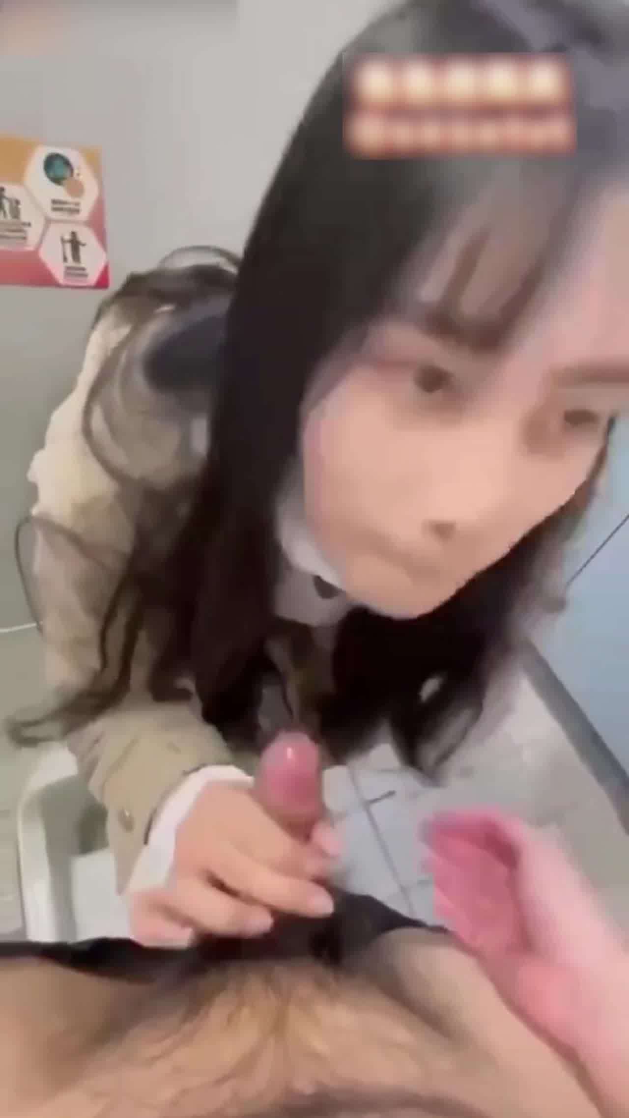  高中情侣在厕所爱爱 的剧照1