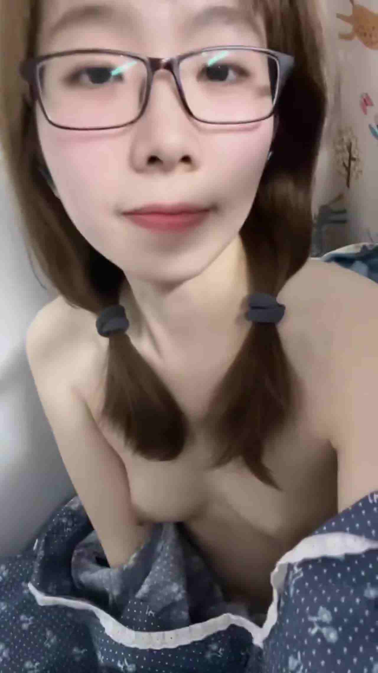  长相清纯的素颜妹子做着淫荡姿势自慰 的剧照5