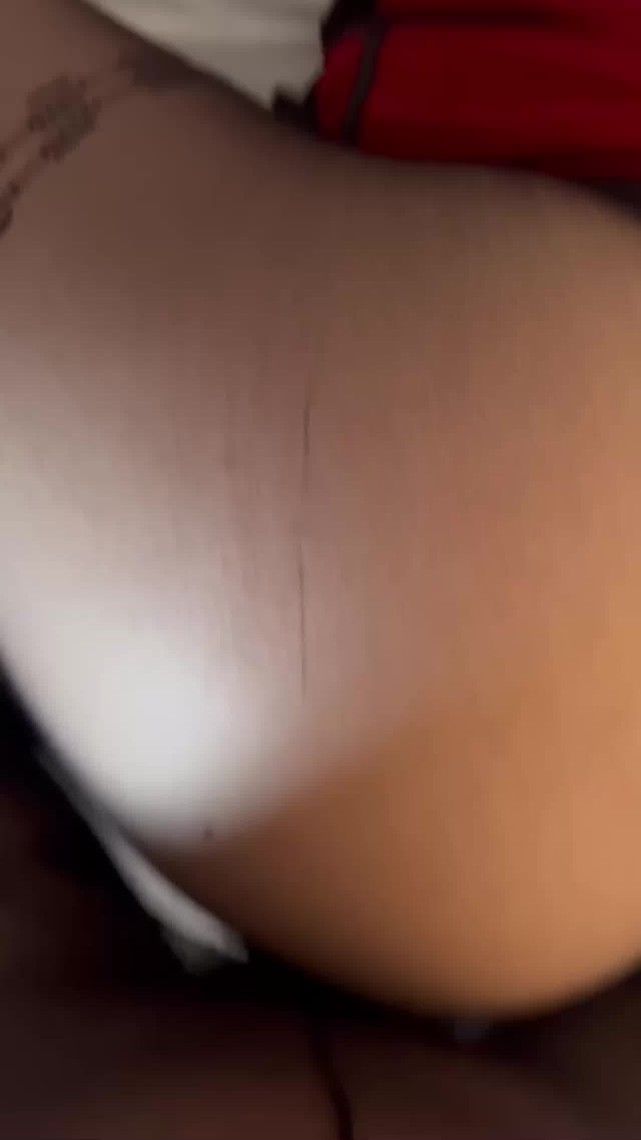  爆肏盯射博主_插的人还穿着丝袜_这是什么变态 的剧照5