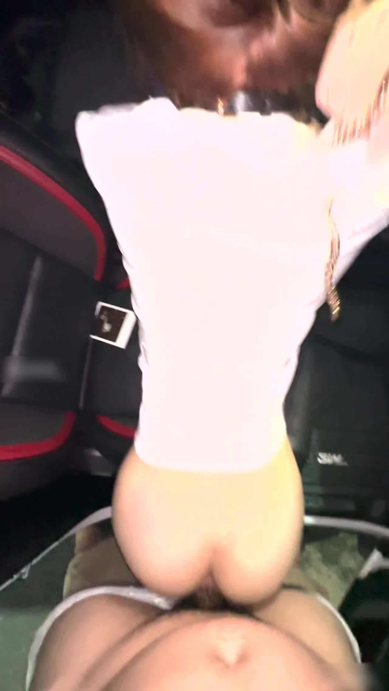  深夜带着老师马路中间露出3P 的剧照7