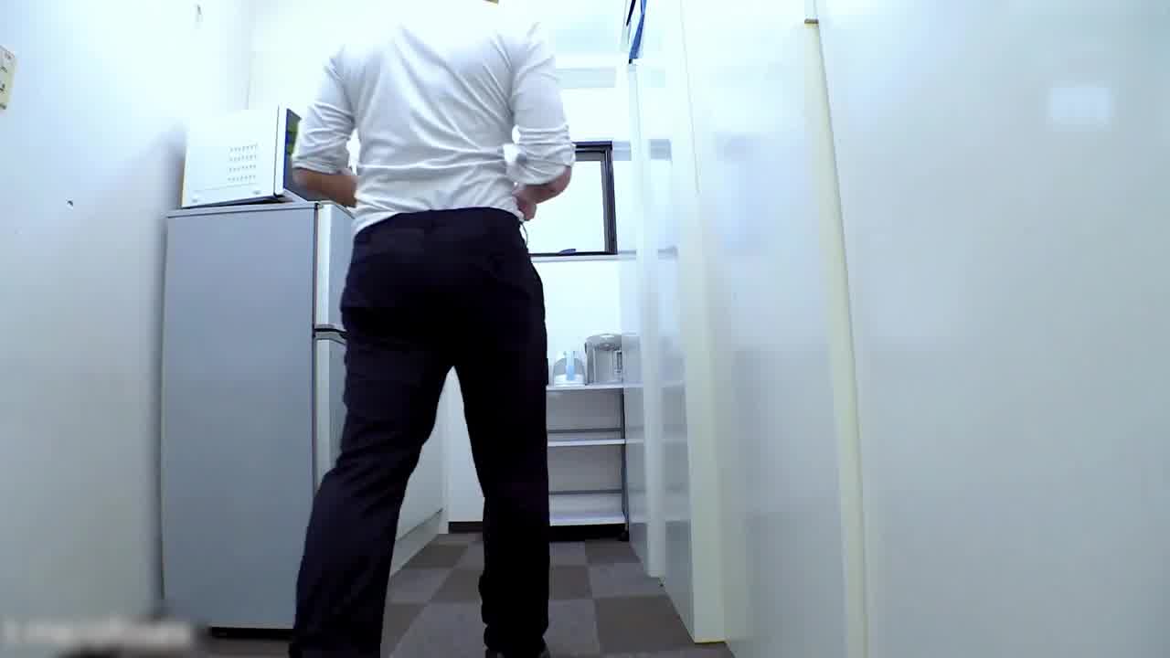  超美颜值明星女神『杨幂』AI换脸 OL黑丝女同事续集 的剧照6