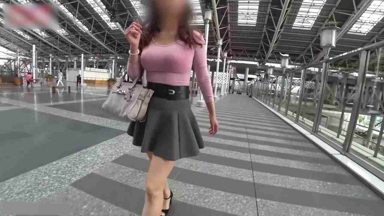  【偷拍】逛街偷拍巨乳少女逛街顺便抄底小内裤，奶子太大胸罩都透出白衣服真色情 的剧照7