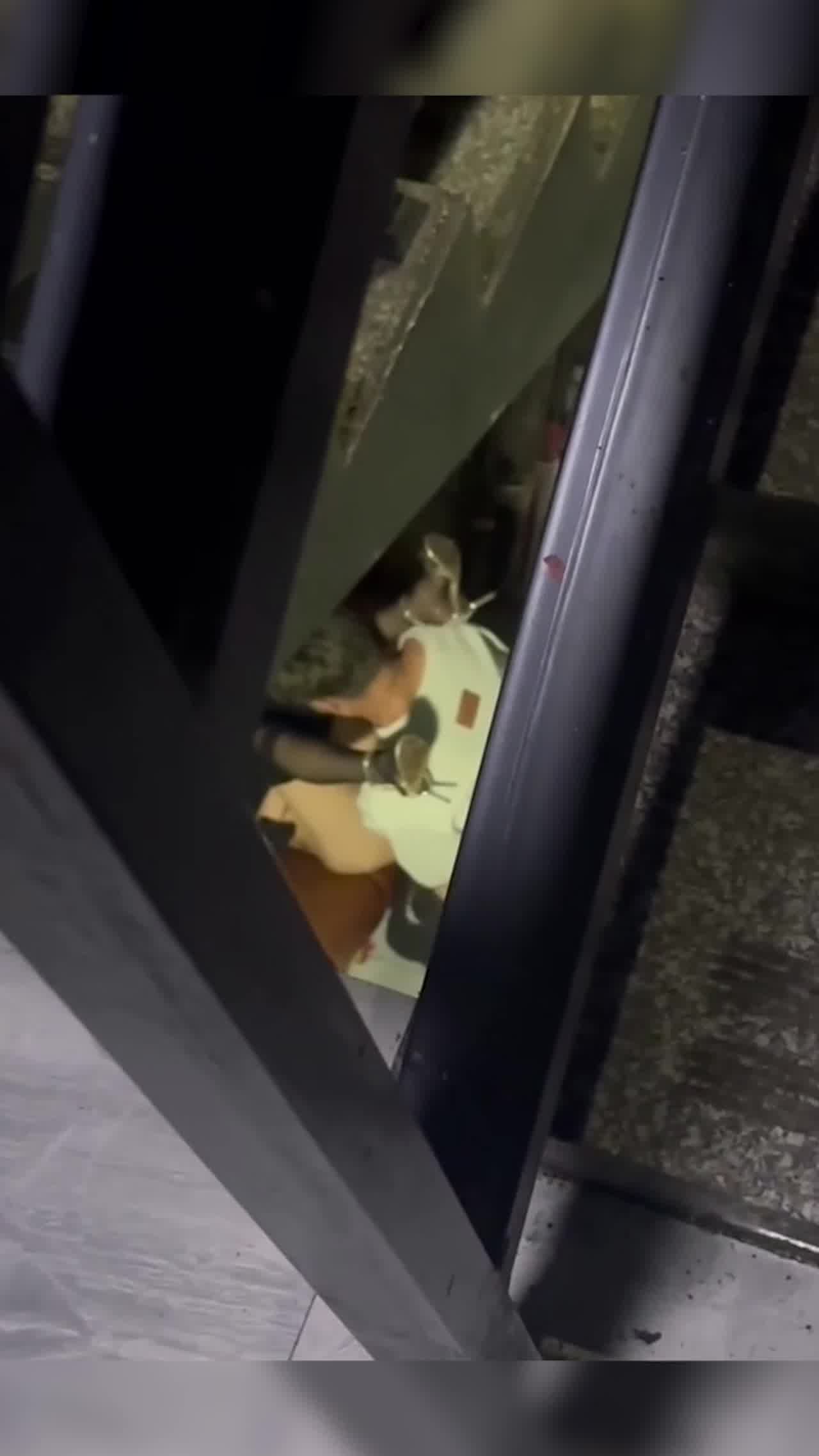  偷偷摸摸爱爱大家都看到拿手机狂拍 的剧照2