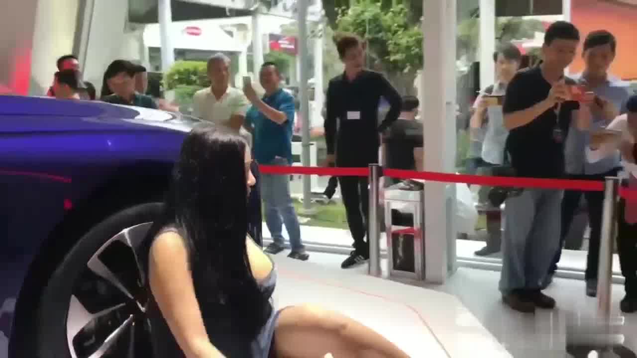  火辣车模 在车前搔首弄姿时不小心露两点 的剧照5