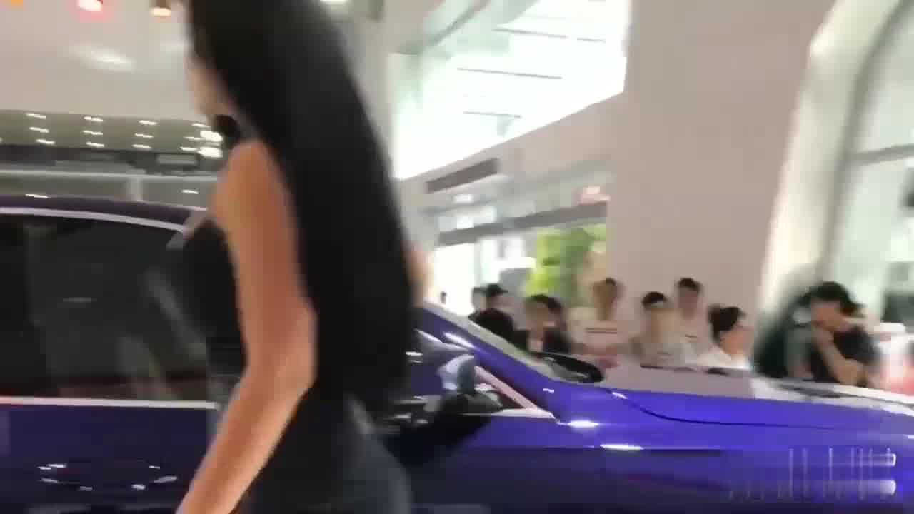  火辣车模 在车前搔首弄姿时不小心露两点 的剧照7