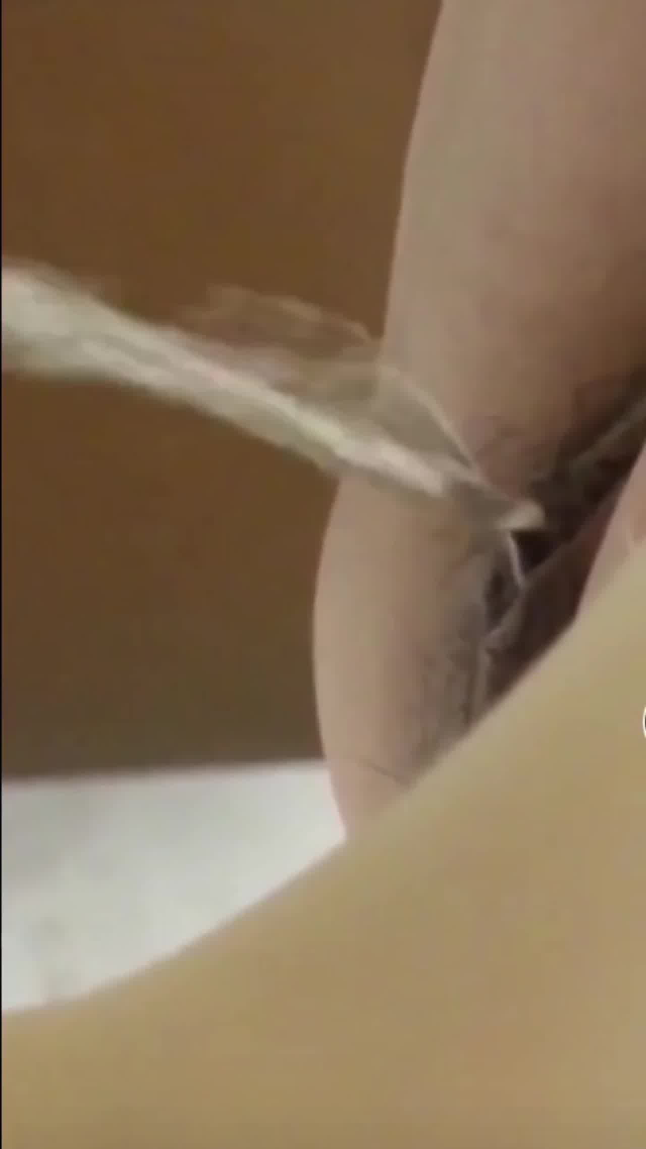  热门吃瓜，大神潜伏一家上市公司厕所 的剧照2