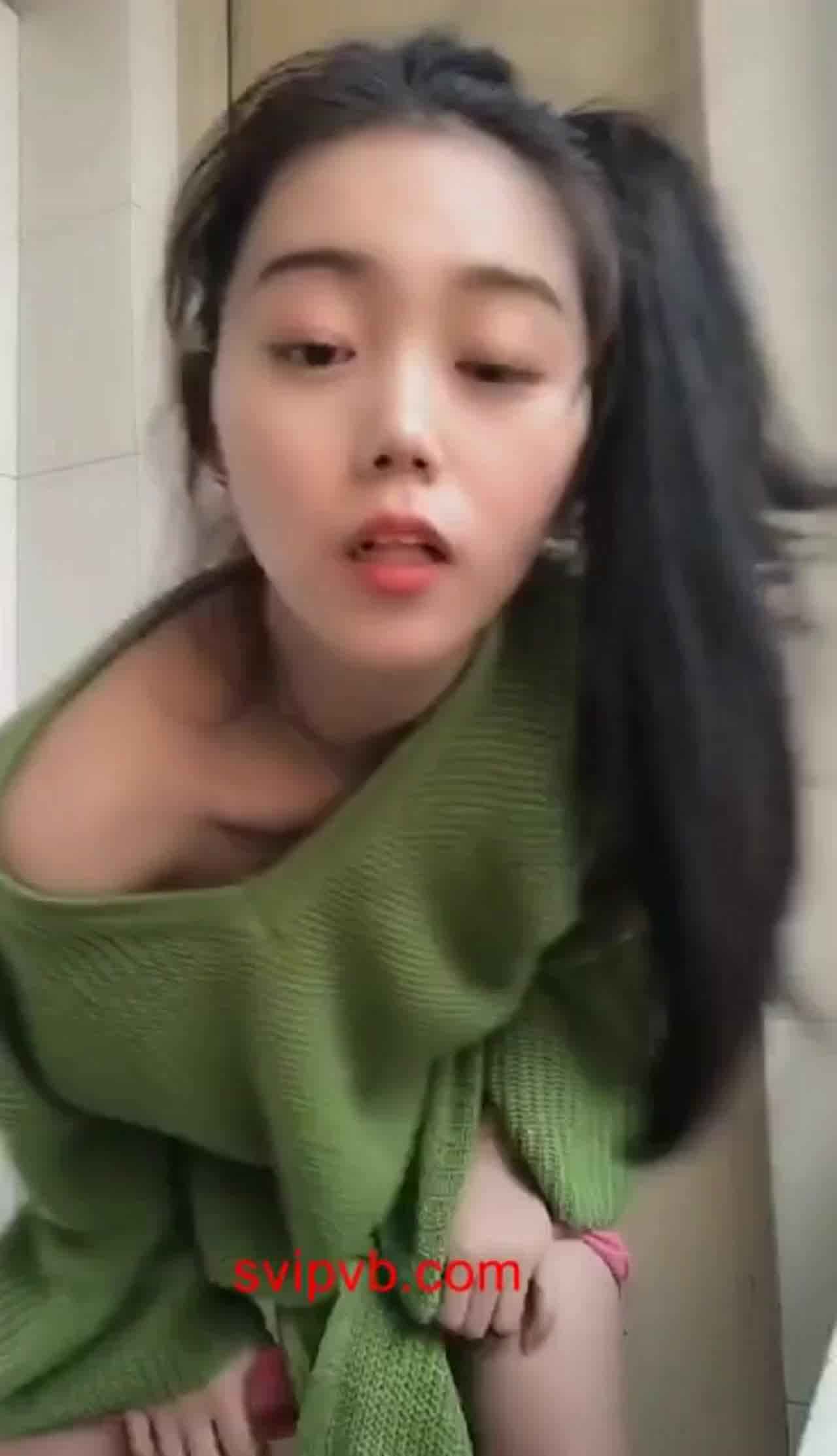  妹妹在厕所展现好身材 的剧照6