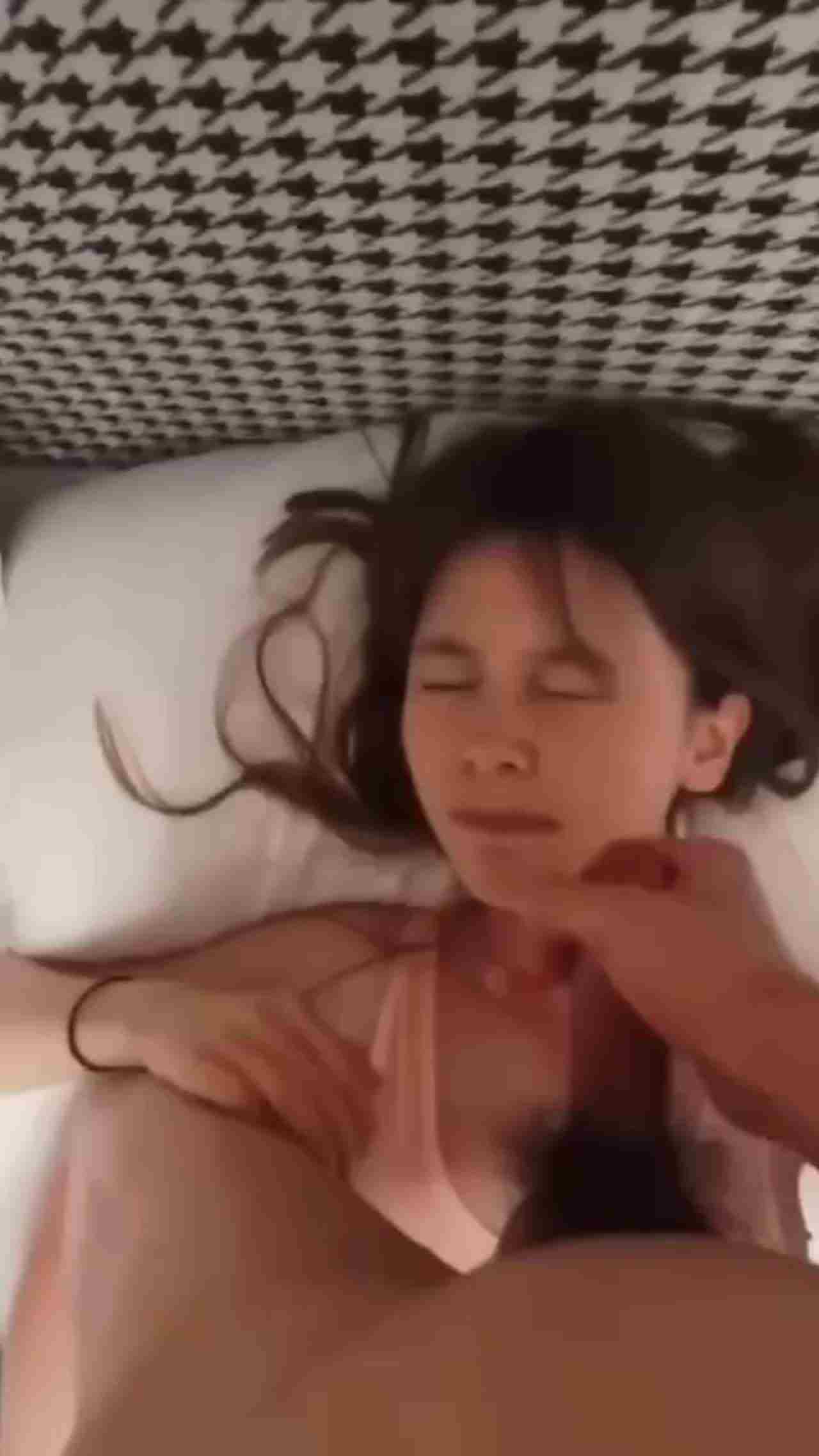  【清纯学妹】聊了很久的妹子 周末约出来在她学校附近开房 妹子的颜值很高看着这么清纯的脸被颜射太爽了 的剧照3