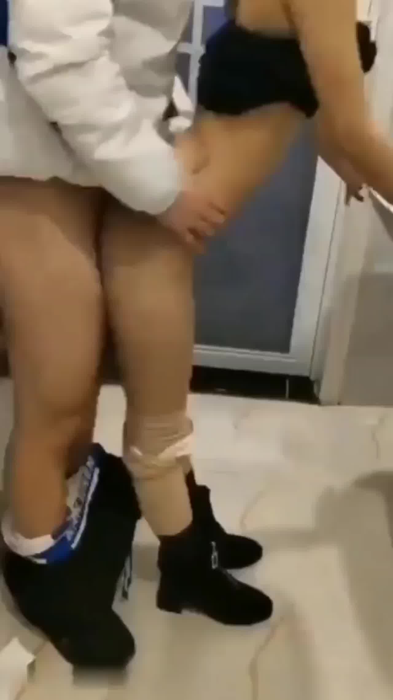  小姑娘公用厕所一挑一 的剧照9