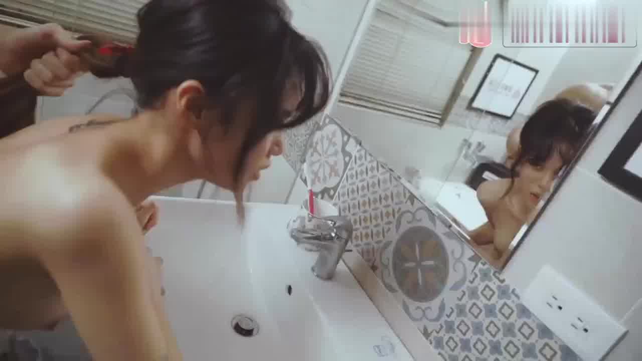  水电工修理淫靡学生妹 的剧照9