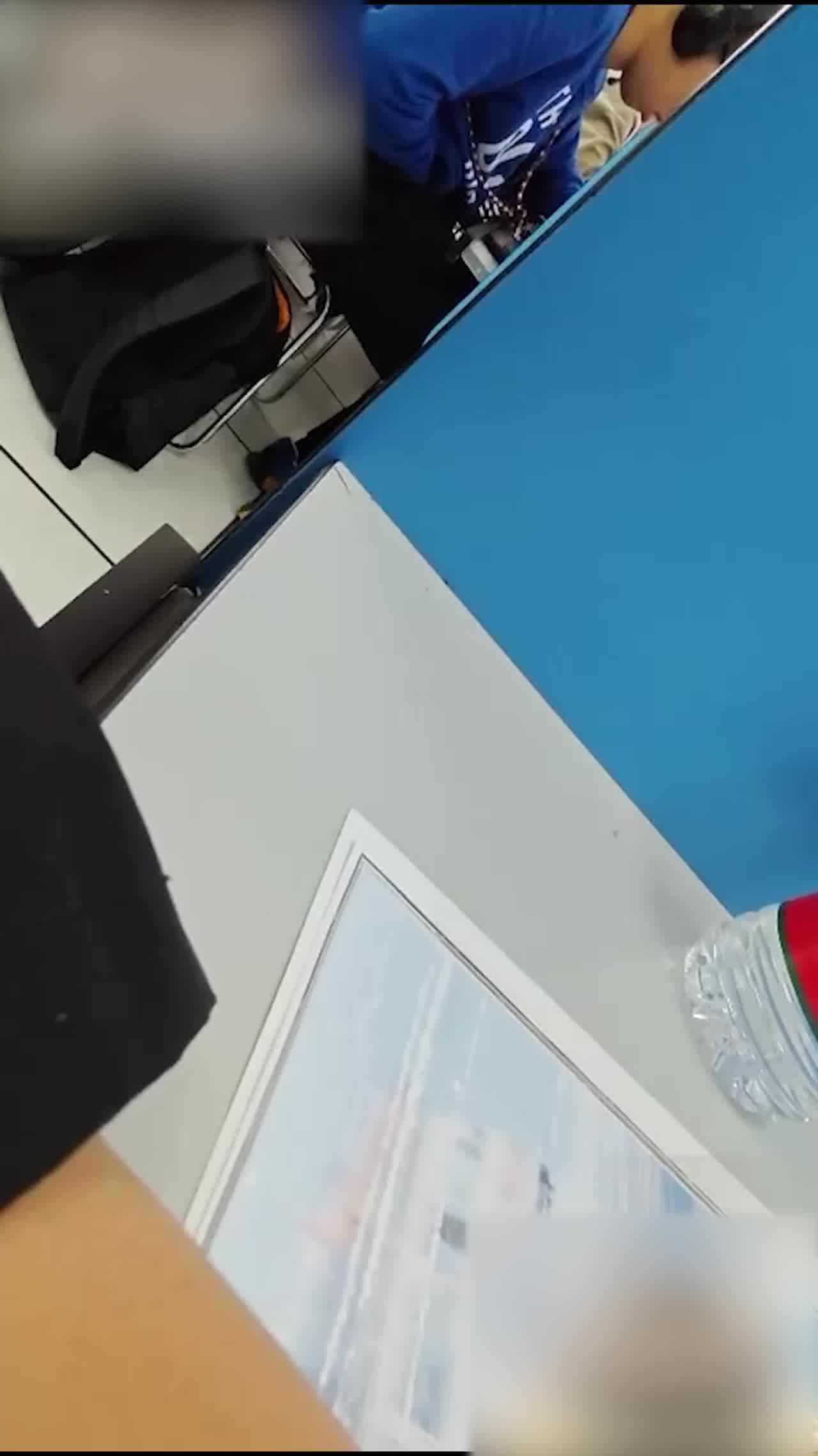  门事件 大学生在听力教室打飞机视频曝光，一节课打四次，专注打飞机都没注意有人偷拍 的剧照1