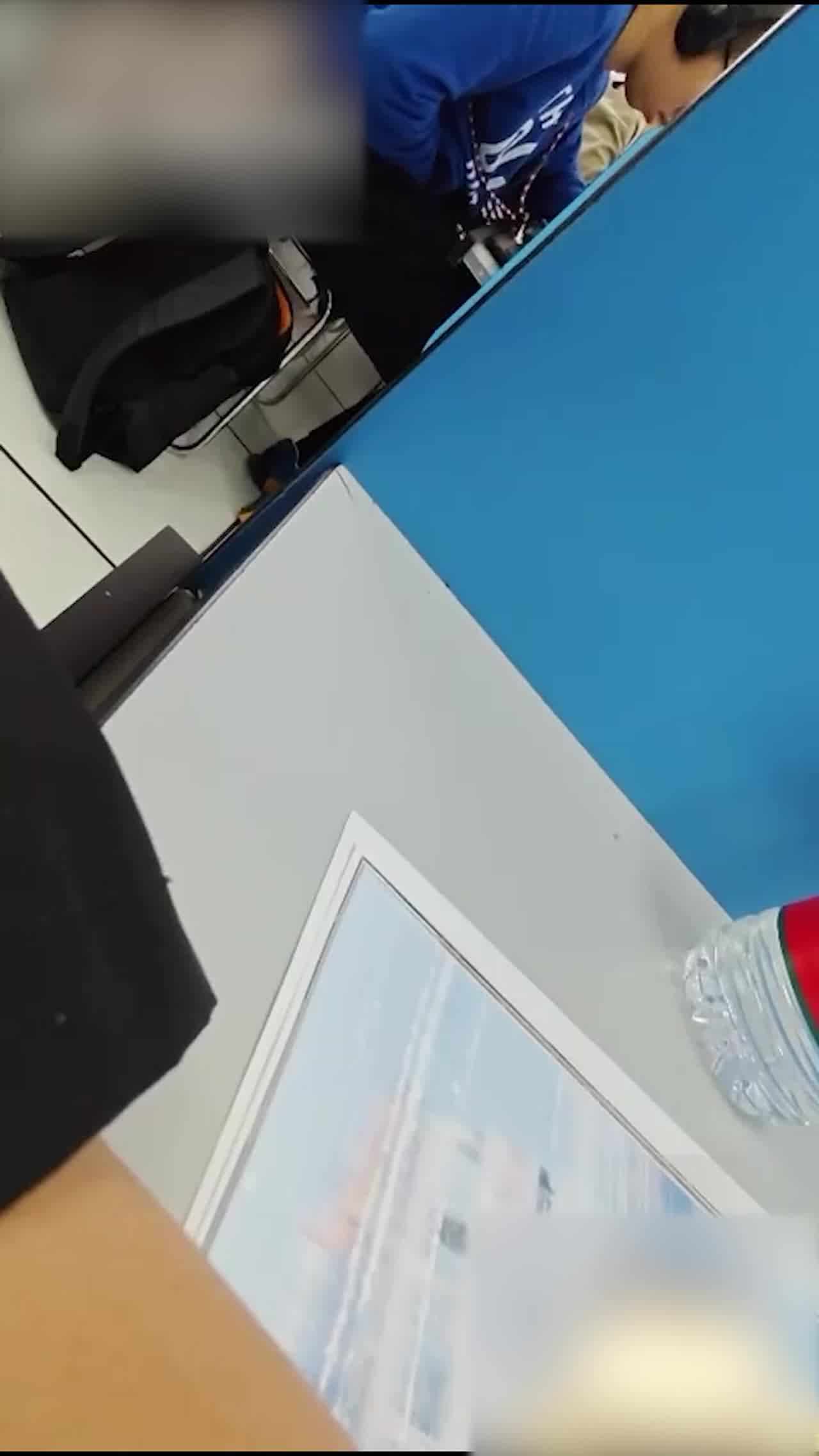  门事件 大学生在听力教室打飞机视频曝光，一节课打四次，专注打飞机都没注意有人偷拍 的剧照6