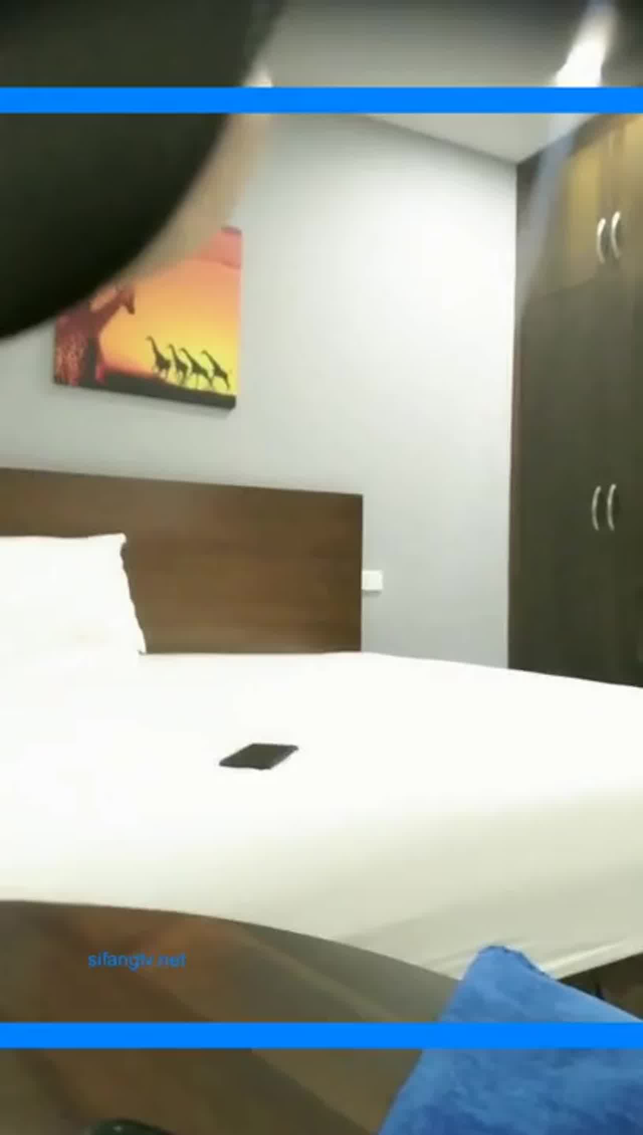  野狼出击 网约老公外出务工刚结婚的小少妇兼职赚钱宾馆啪啪 的剧照5