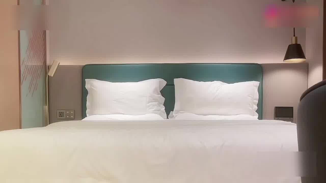  顶级反差御姐，乖巧听话，床上骚话不断‘用力点，小骚逼受不了了’淫声荡语不断，太有感觉了！ 的剧照5