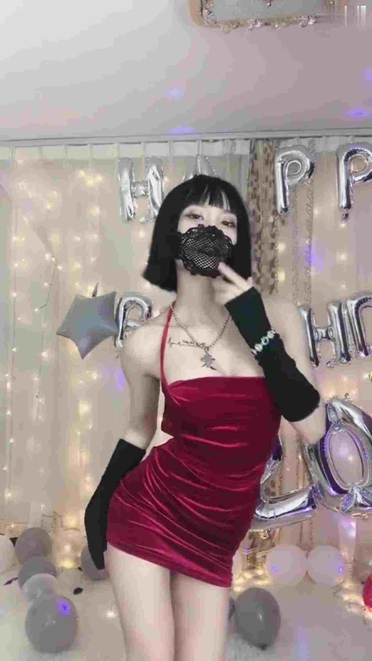  短发正妹诱惑视讯给寿星男友 的剧照9