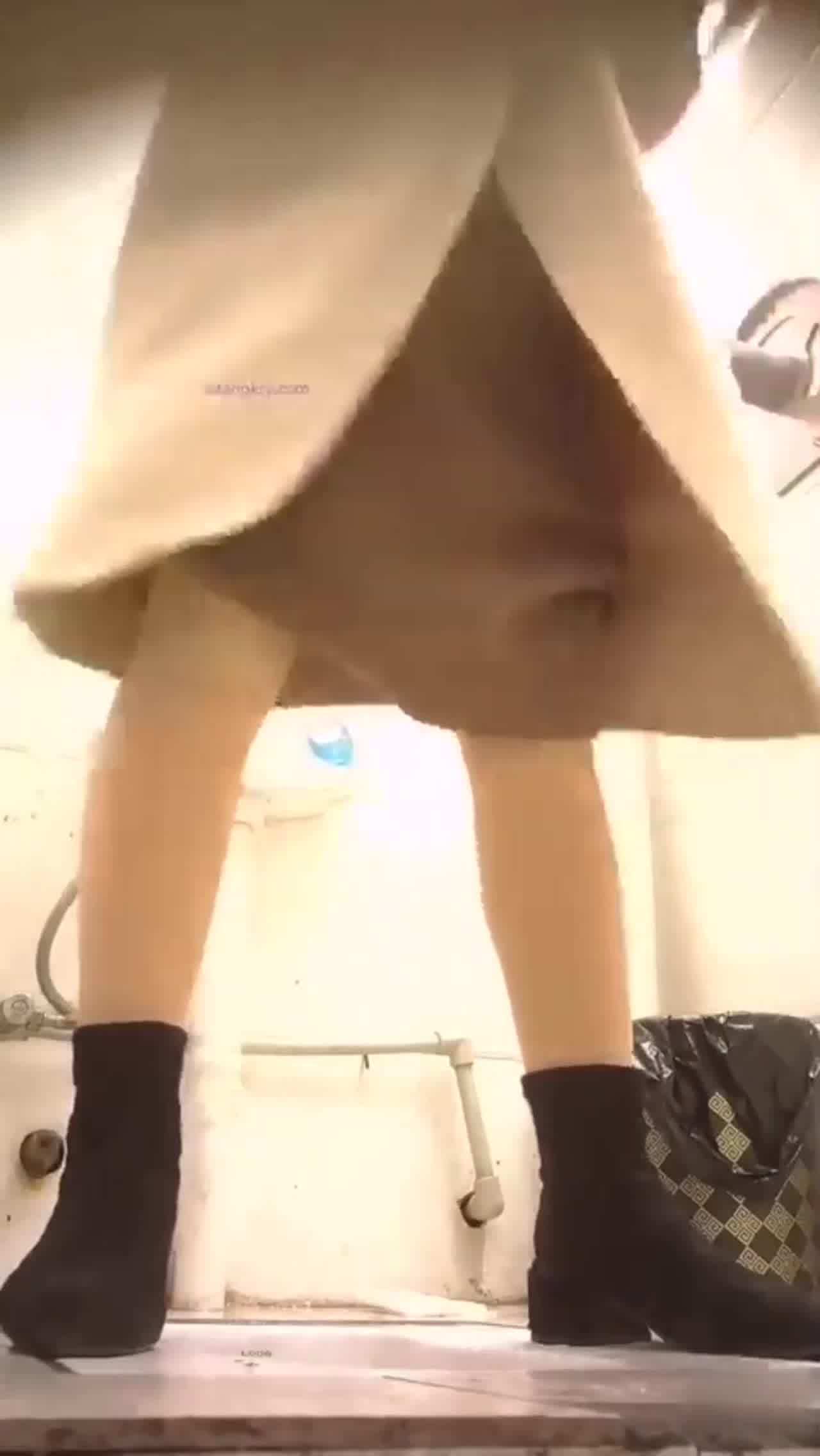  厕所偷拍女同事，喜欢这妹子很久了，尝试了很多次总算拍下来了 的剧照8