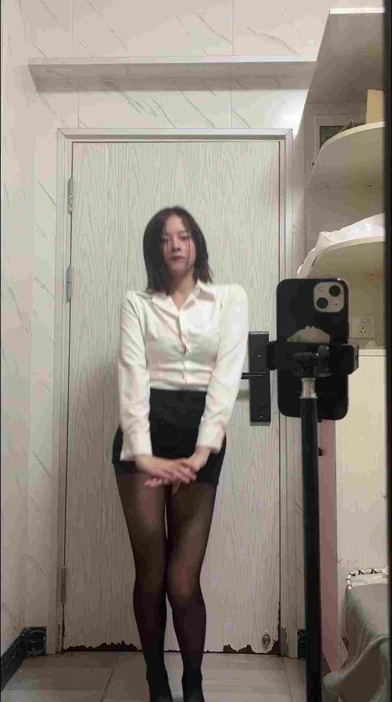  露脸高价制服定制小西西 的剧照4