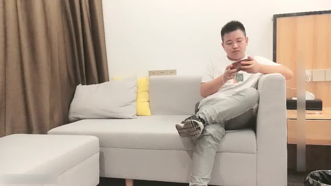  【双洞不停歇】美少妇为了赚取虚荣费，接受双飞让饥渴老男人泄欲取精，淫荡的小骚逼诱惑至极，两个大奶子真 的剧照6