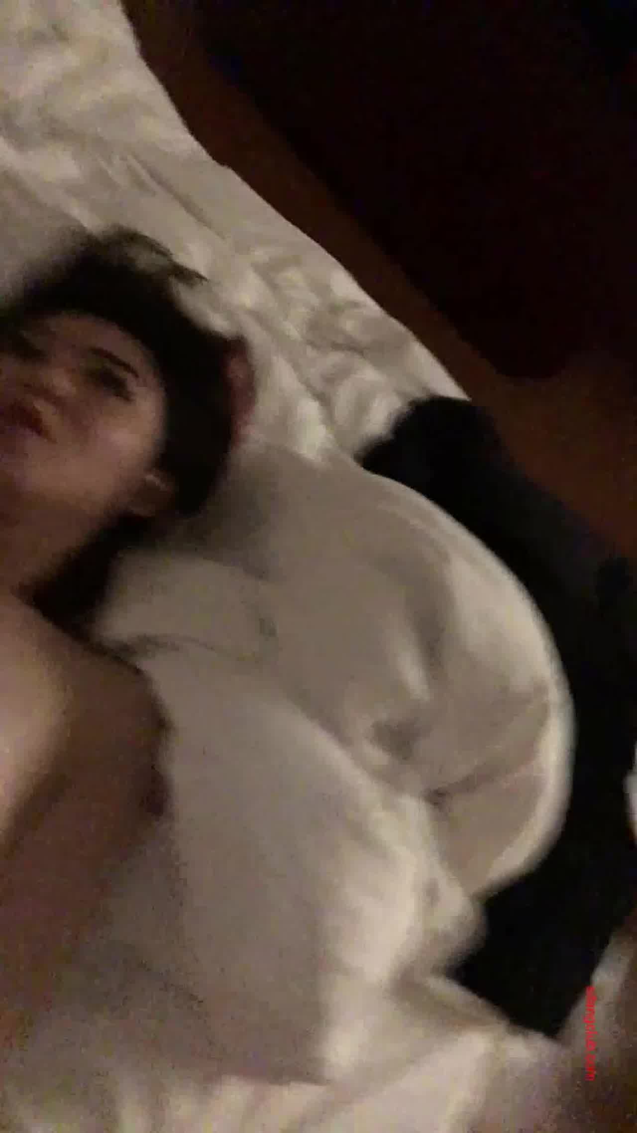  云盘被盗流出高颜值气质美女恋上猥琐眼镜男肉棒征服 的剧照2