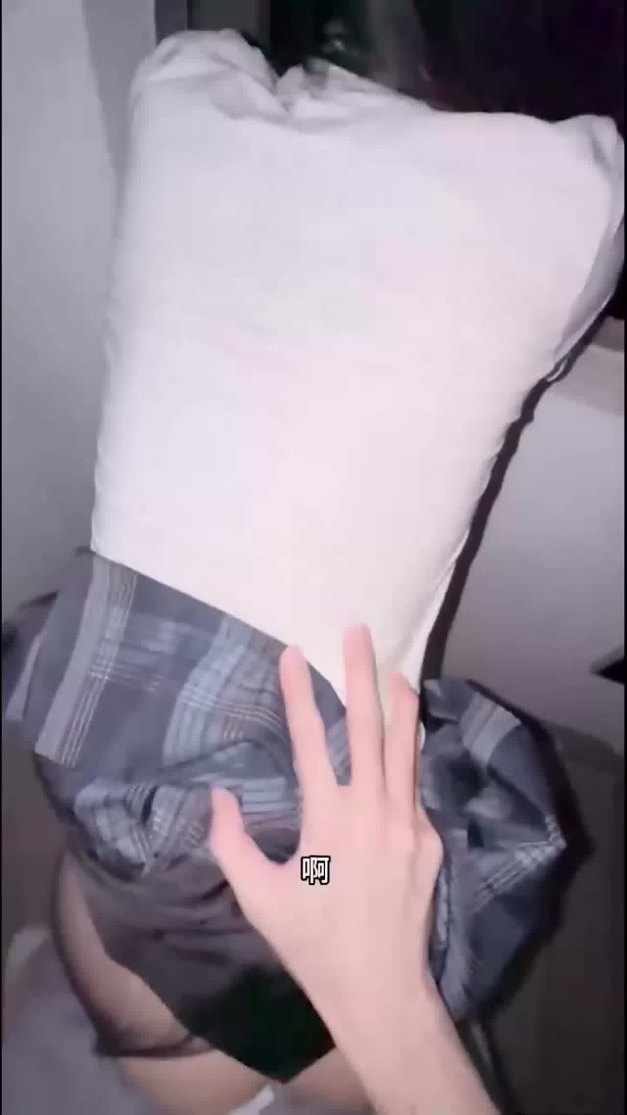  【调教母狗妹妹】大胆楼道强上式猛操嫩逼，内射灌满精液，慢慢成为我的性奴 的剧照6