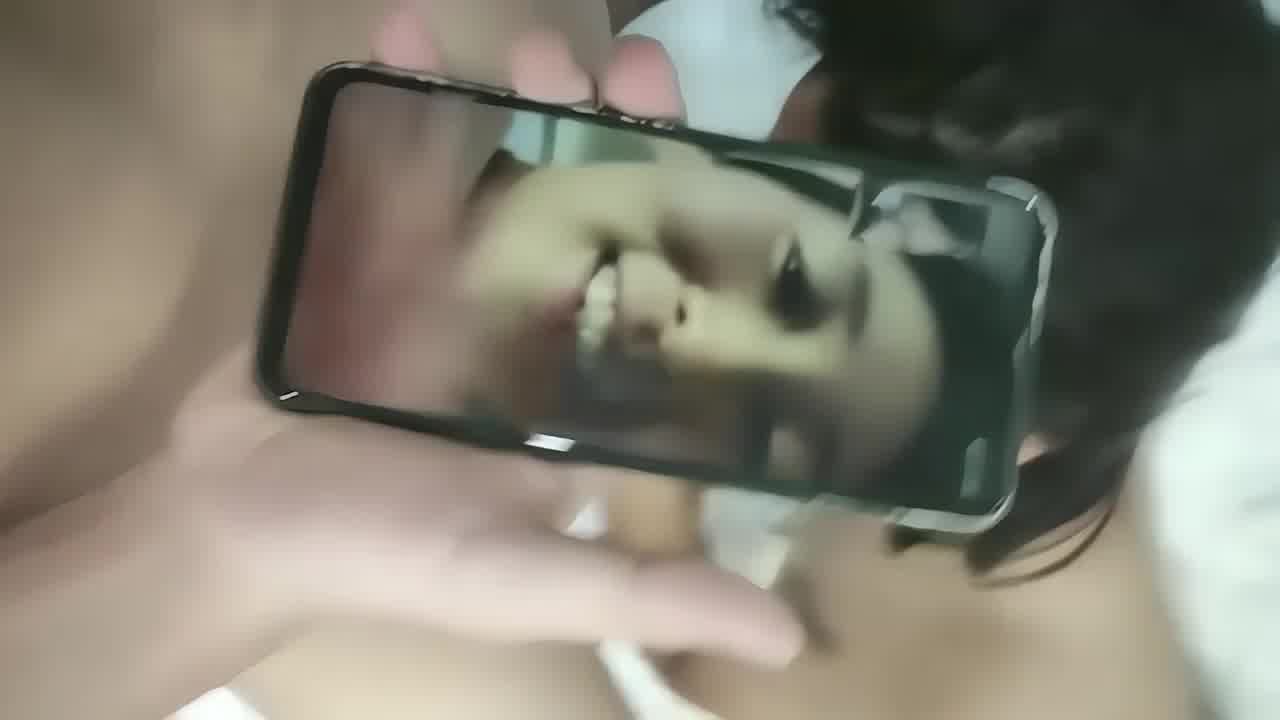  绿帽淫妻，操着别人老婆打视频给母狗，还问自己老婆被大哥操的爽不爽 的剧照9