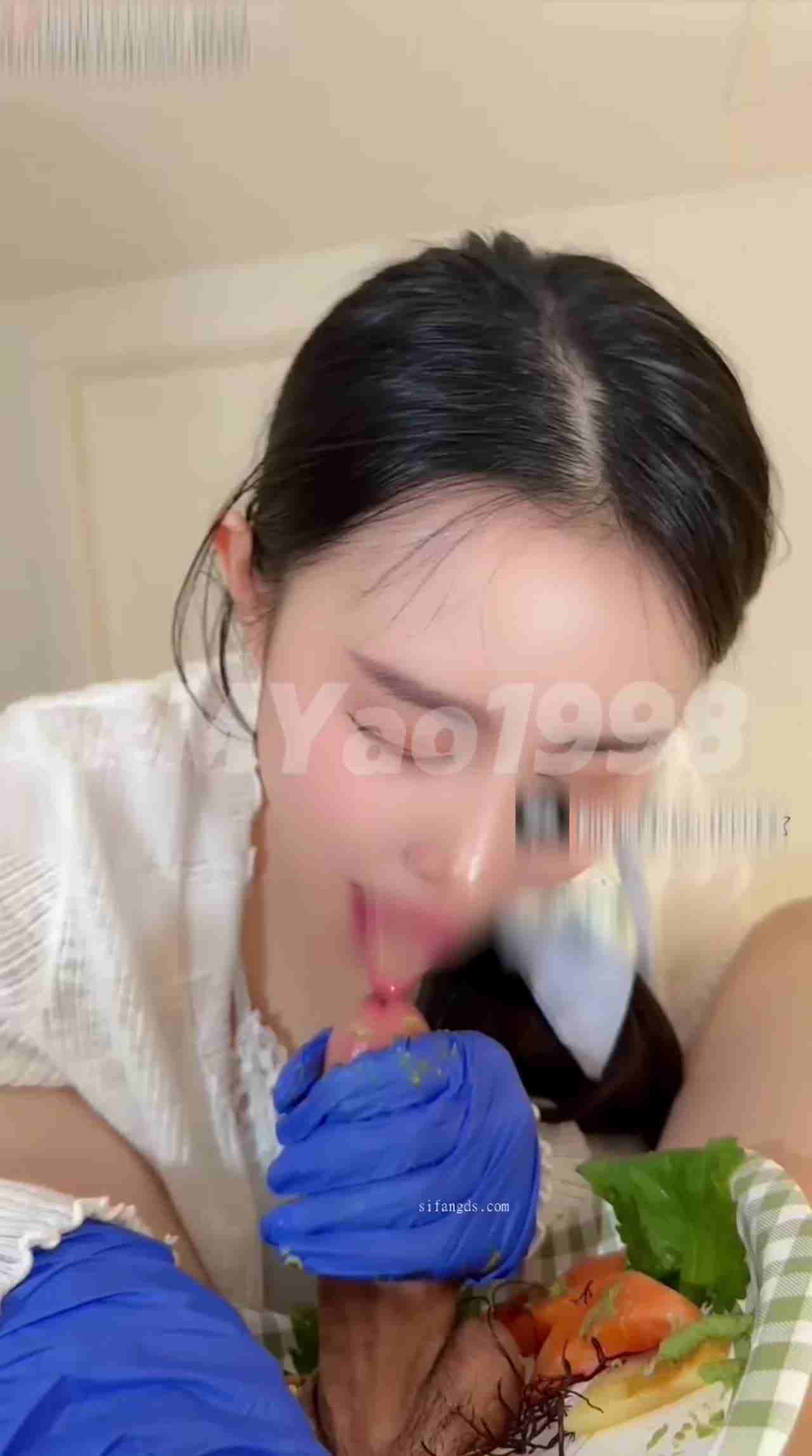  汐梦瑶 芥末鸡巴刺身＋精液寿司 把三文鱼均匀涂抹上芥末，左右各一片包裹着鸡巴 的剧照3