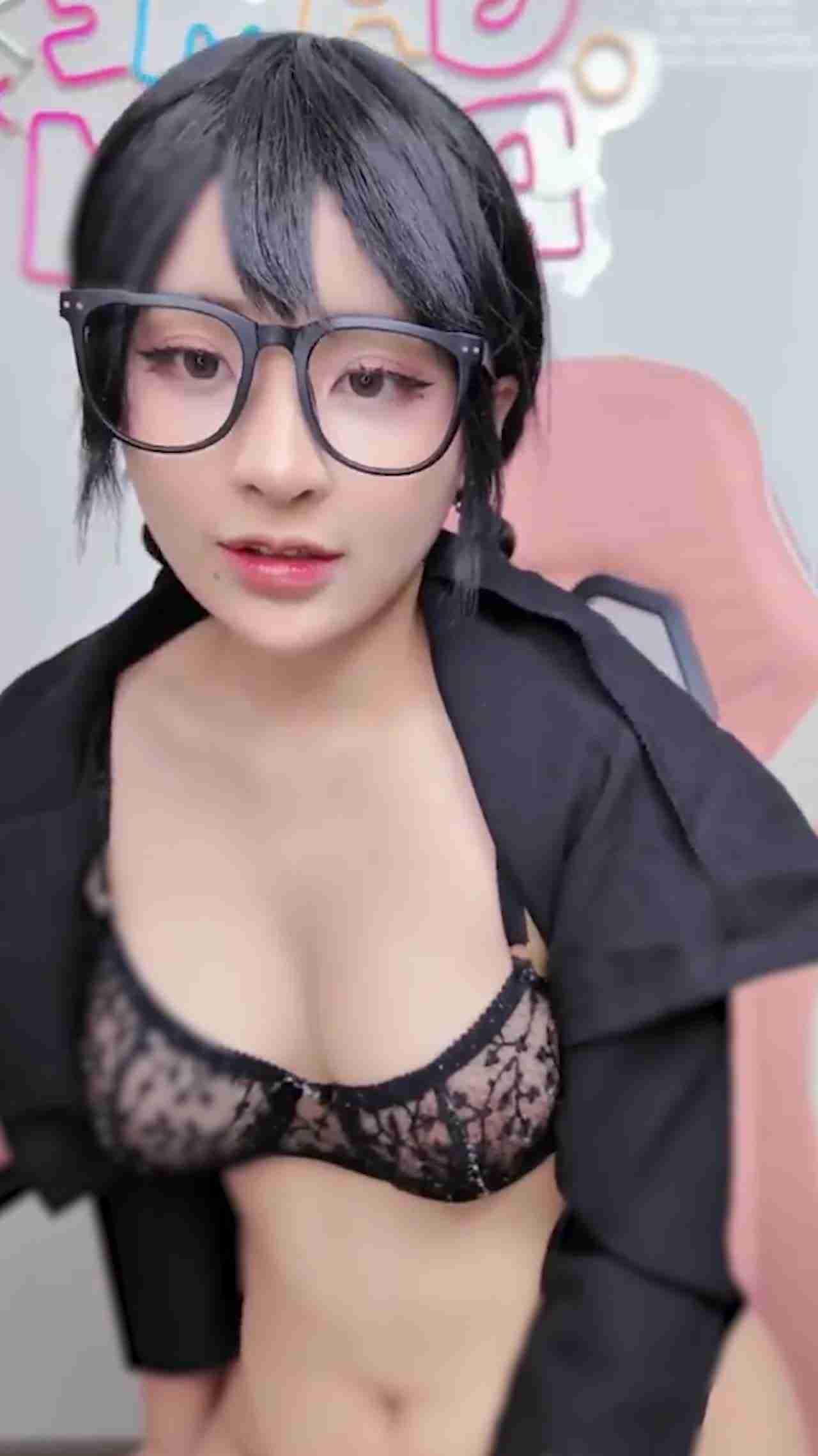  眼镜上女高清诱惑 的剧照9